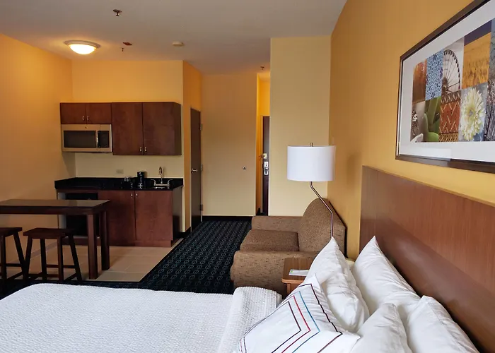 Fairfield And By Marriott Chicago St. Charles 3*