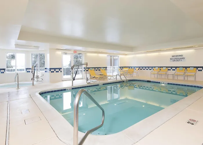 Fairfield And By Marriott Chicago St. Charles 3*