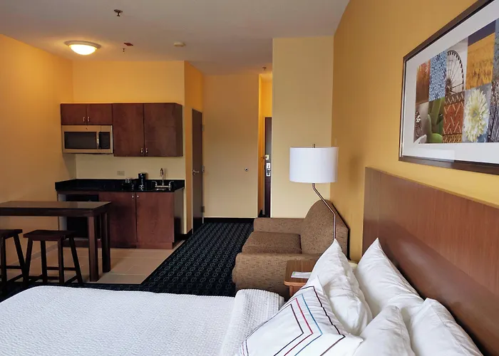 Fairfield And By Marriott Chicago St. Charles Hotel 3*
